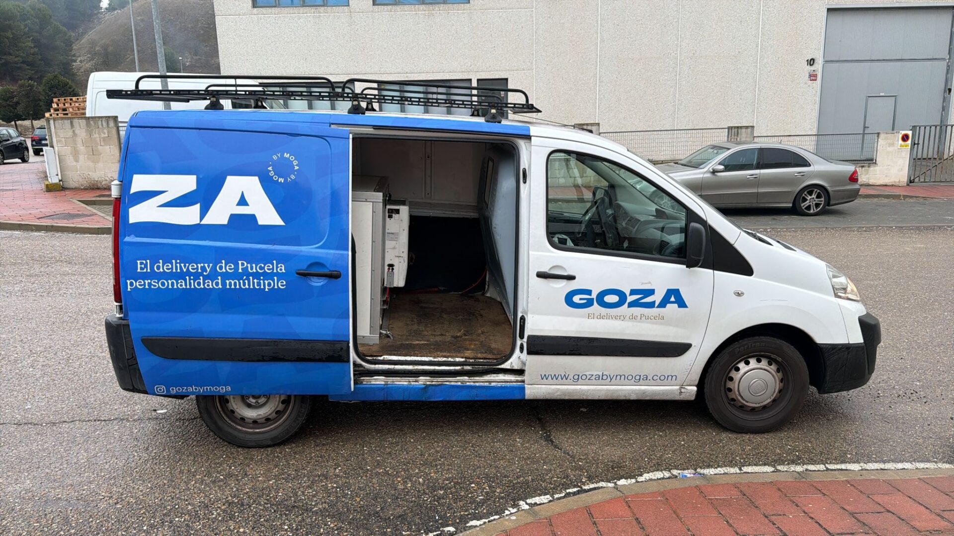 Furgoneta de reparto de Goza by Moga con una caja refrigerada integrada en el interior (VebaBox), manteniendo espacio libre y versatilidad para el transporte diario.